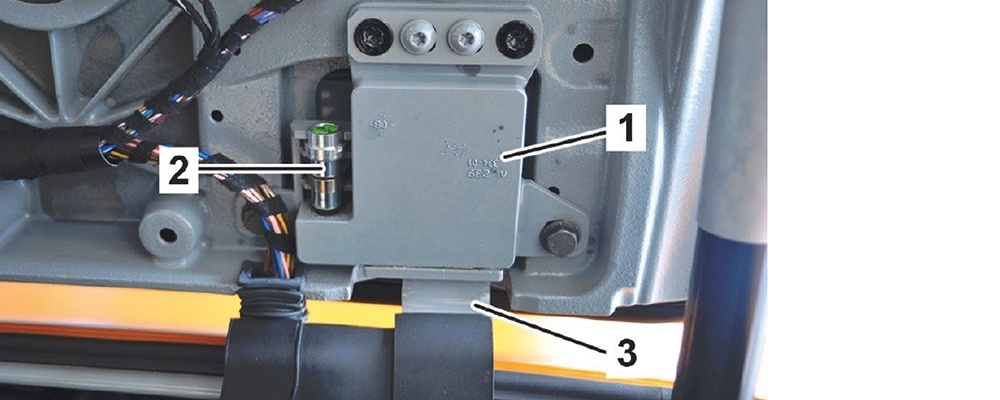 The SLS AMG is equipped with a safety system which uncouples the door hinges from the hinge arms when the vehicle comes to rest lying on its roof after an accident.
Each door hinge (1) contains a pyrotechnic initiator (2) which is triggered by the restraint systems control unit. When the door lock is opened, the doors can be pulled off the hinge arms (3).